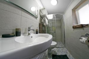 łazienka z umywalką i toaletą w obiekcie PENSIUNEA STEFANIA w mieście Kimpulung Mołdawski