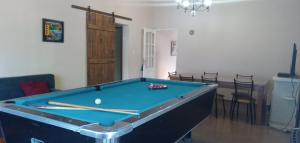 a pool table in a living room with ahibition at Chalet Los Molles in Villa Giardino