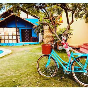 a blue bike parked next to a tree at Pousada Refúgio do Manatí in Canoa Quebrada