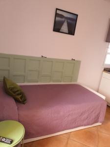- une chambre avec un lit rose et une table dans l'établissement Home Favorito, à Tarajalejo
