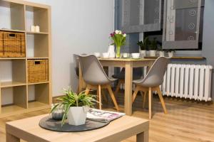 Apartament Grapa في جيفيتس: غرفة معيشة مع طاولة وكراسي