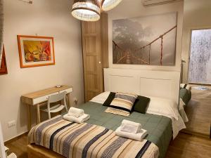 1 dormitorio con cama y escritorio. en Dimora Dionisio B&B, en Florencia