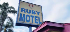 un panneau indiquant un motel au-dessus d'un bâtiment dans l'établissement RUBY MOTEL, à Long Beach