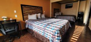 une chambre d'hôtel avec deux lits et une télévision dans l'établissement RUBY MOTEL, à Long Beach 8 autres photos