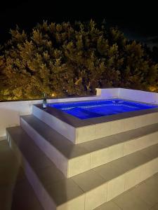 ein Pool mit blauen Lichtern auf einem Gebäude in der Unterkunft Casa Blanca Guest House Tenerife in Granadilla de Abona