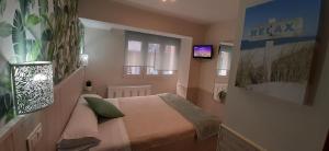 A television and/or entertainment centre at Hostal Verdemar
