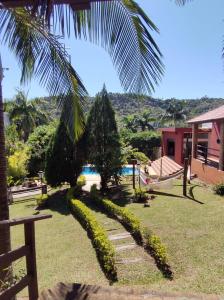 einen Garten mit einem Pfad zum Pool in der Unterkunft Chacara 70 km de SP - A tranquilidade do campo com conforto da cidade in Itupeva