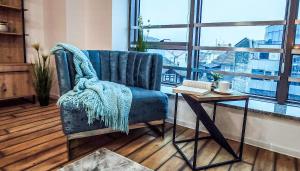 sala de estar con silla azul y mesa en City Vibe, en Brčko