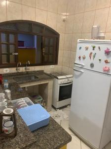 Dapur atau dapur kecil di Casa térrea em Caraguatatuba