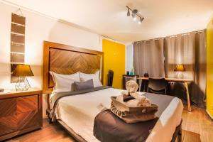 墨西哥城的住宿－Nomadier Experience Mexico City Condesa，一间卧室,配有一张带袋子的床