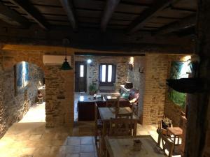 a kitchen and living room with a table and chairs at Casa Rural La Moraquintana in Santibáñez el Bajo