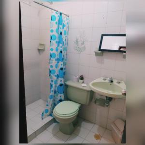 a bathroom with a toilet and a sink at Cabaña Midas Rodadero in Santa Marta