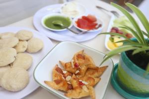 Makanan di atau di tempat lain dekat hotel