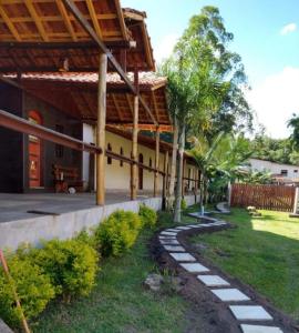 una casa con un camino enfrente en POUSADA HARAS K&k, en Pinhalzinho