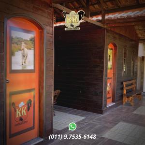 Una puerta de un edificio con la imagen de un caballo. en POUSADA HARAS K&k, en Pinhalzinho