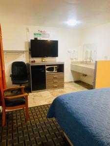 Televisyen dan/atau pusat hiburan di Relax Inn Motel Kountze