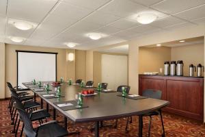 einen Konferenzraum mit einem langen Tisch und Stühlen in der Unterkunft Crowne Plaza Englewood, an IHG Hotel in Englewood