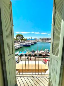 uma vista para uma marina a partir de uma varanda em L'AUTHENTIQUE - Sur le Port - Parking - Wifi em Cassis