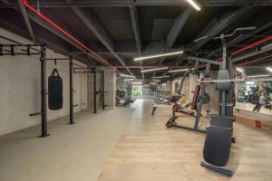 einen Fitnessraum mit Laufbändern und Heimtrainern in der Unterkunft Apartamentos Go Living & Suites by HOUSY HOST in Medellín