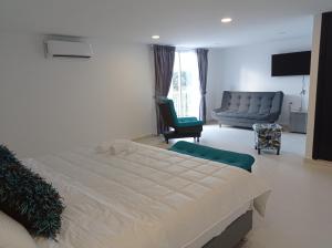 1 dormitorio con 1 cama grande y 1 sofá en Hotel Santa Lucia en Socorro