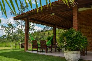グラヴァターにあるChácara Maluco Beleza 4の木製パーゴラ(椅子、テーブル付)