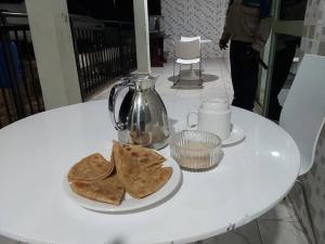 Nápoje v ubytování Famko Hotel - Sleeps 24 - Parking - Garden