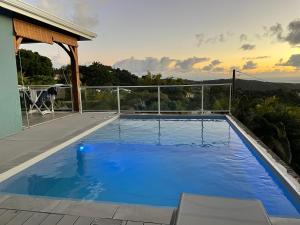 a swimming pool on top of a house at LES VILLAS PAMEYAQUE 2 F2 avec 1 piscine, 1 F3 avec 1 piscine privée, Superbe Vue Mer in Rivière-Salée