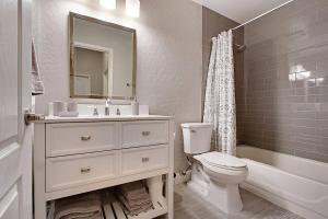 Koupelna v ubytování HOLLYHOCK - Pet-Friendly 4BR Heated Pool & Near Golf
