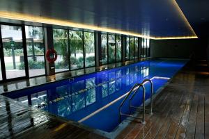 une grande piscine dans un immeuble dans l'établissement Extraordinary holiday stay for Melbourne explore, à Melbourne