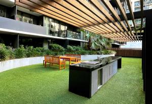 un patio avec une table et des chaises dans un bâtiment dans l'établissement Extraordinary holiday stay for Melbourne explore, à Melbourne