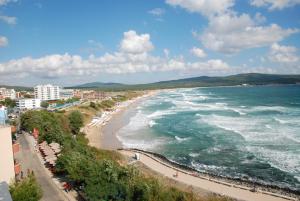 vista su una spiaggia con edifici e sull'oceano di Plovdiv Hotel a Primorsko