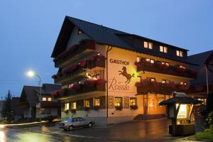 un edificio con un coche aparcado delante de él en Hotel Gasthof Rössle, en Westerheim