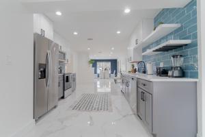 A kitchen or kitchenette at Elegant 5BR West Palm Beach Home Near Beach