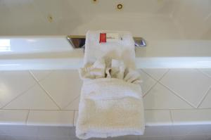2 toallas colgando de un toallero en el baño en Super 8 by Wyndham Warrenton en Warrenton