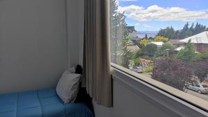 a room with a window with a view of a street at Apartamentos Rolando in San Carlos de Bariloche