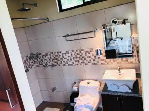 Een badkamer bij Arenal Roca Suites