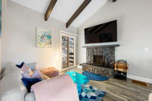 uma sala de estar com um sofá e uma lareira em Arrowhead Aerie em Lake Arrowhead