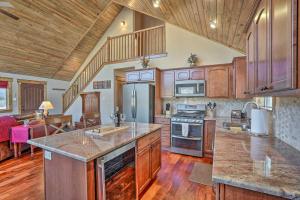 una gran cocina con armarios de madera y una gran isla en Cripple Creek Retreat with Incredible Mtn Views!, en Cripple Creek