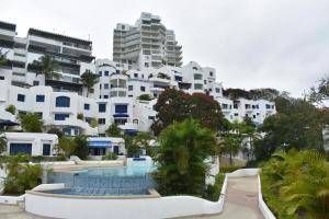 a view of a resort with a swimming pool and buildings at Exclusivo departamento frente al mar en Same, Casa Blanca in Same