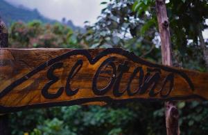 a wooden sign with the word slow written on it at Finca TRADICIONAL EL OTOÑO in Pijao