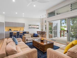 una sala de estar con un sofá y una mesa en Sunburst, en North Haven