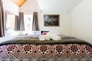 En eller flere senge i et værelse på Hot Tub and Views over Central Queenstown - Entire Holiday House