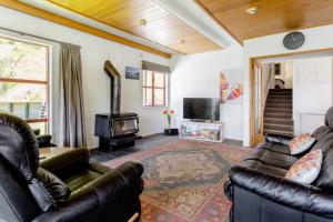 Et tv og/eller underholdning på Hot Tub and Views over Central Queenstown - Entire Holiday House