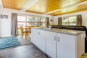 Køkken eller tekøkken på Hot Tub and Views over Central Queenstown - Entire Holiday House