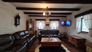 a living room with leather couches and a coffee table at Ilimbav 122 - Guest House in Ilimbav