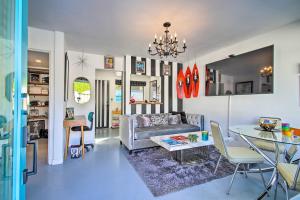 uma sala de estar com um sofá e uma mesa em Resort-Style Studio with Shared Outdoor Oasis! em Palm Springs