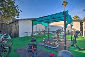Afbeelding uit fotogalerij van Resort-Style Studio with Shared Outdoor Oasis! in Palm Springs