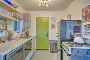 uma cozinha com um frigorífico verde e um lavatório em Vibrant Apt with Saltwater Pool - 3 Mi to Dtwn! em Palm Springs
