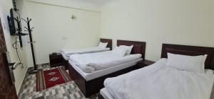Letto o letti in una camera di Pashupati View Hotel