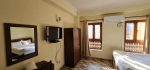 TV o dispositivi per l'intrattenimento presso Pashupati View Hotel